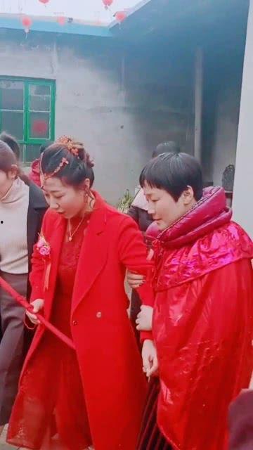 新郎抽烟吃瓜,新郎的独特婚礼习俗