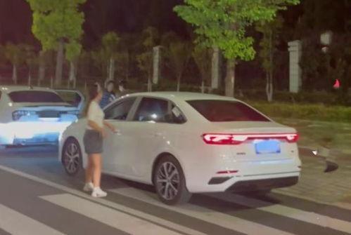 开车女子吃瓜,引发网友热议