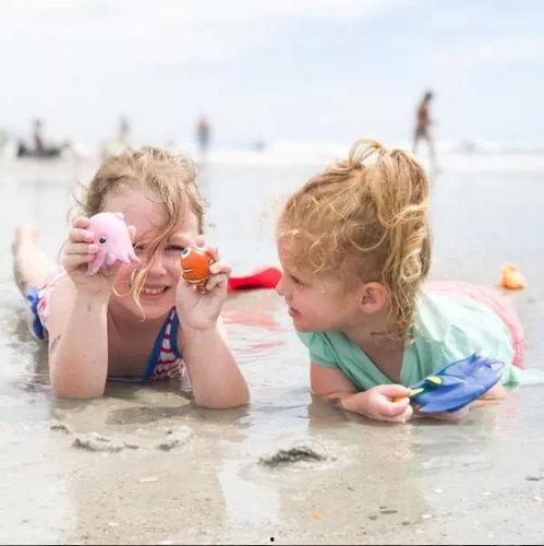 夏天去海边吃瓜,夏日海滨瓜香四溢