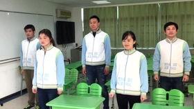 某校课间吃瓜,校园生活趣味盎然